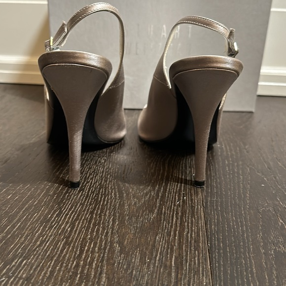 Stuart Weitzman Silver Satin Peep Tor Size 9 *NEVER WORN* small mark on heel - Picture 4 of 9